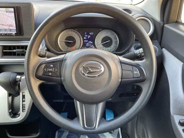 インテリアに合わせたデザインのステアリングは、運転される方のことも考え、運転しやすい形状、大きさです。是非一度、実際に触ってお確かめください。