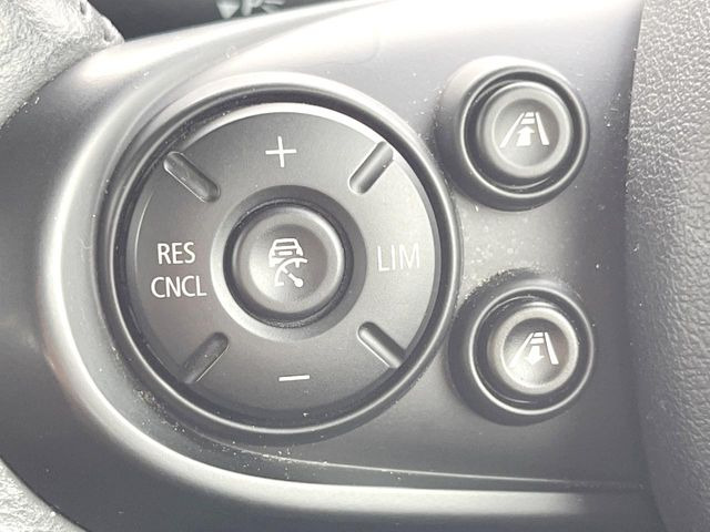 ●アクティブクルーズコントロール:前の車との車間距離を一定にとりつつ、一定速度で自動走行してくれる次世代のクルーズコントロール!主に高速道路や自動車専用道路で使用する便利な機能です!