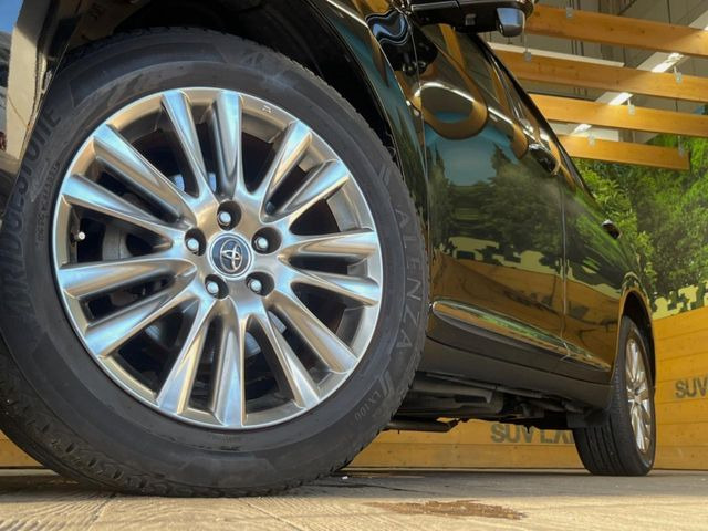 【純正18インチアルミホイール】外観にマッチした純正アルミホイールを装着しております。各種社外アルミホイールや、スタッドレスタイヤも取扱いしております。是非ご相談ください♪