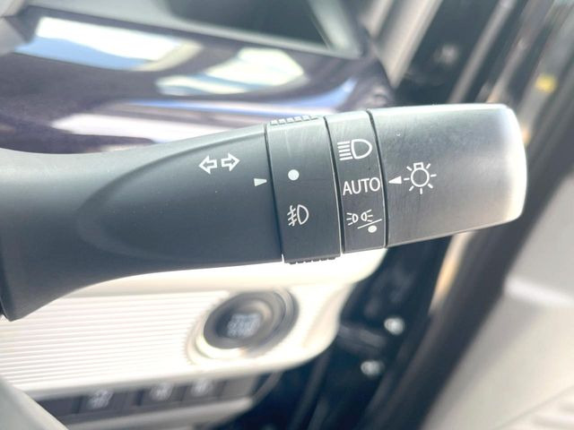 【オートライト】周りの明るさに応じて自動でヘッドライトの点灯・消灯ができる機能です!ライトの付け忘れ・消し忘れなどが無くなり、雨の日や夕方の走行も安心!トンネル通過時も便利ですね♪