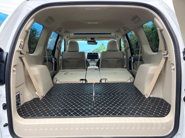 【電動格納サードシート】3列目はスイッチ一つでラクラク収納!荷物が多い時など座席を収納スペースに変更する際も、力は必要ありません!お子様でも簡単に操作していただけます!