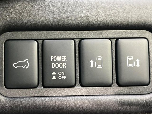 【両側パワースライドドア】スマートキーや運転席のスイッチで後席両側スライドドアの開閉が可能♪電動だから力を入れてドアを開ける必要が無く、小さなお子様でも簡単に開け閉めでき快適です♪