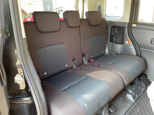 後部座席も気になるようなキズ・汚れやへたり等、大きなダメージはなく、良好な状態です。