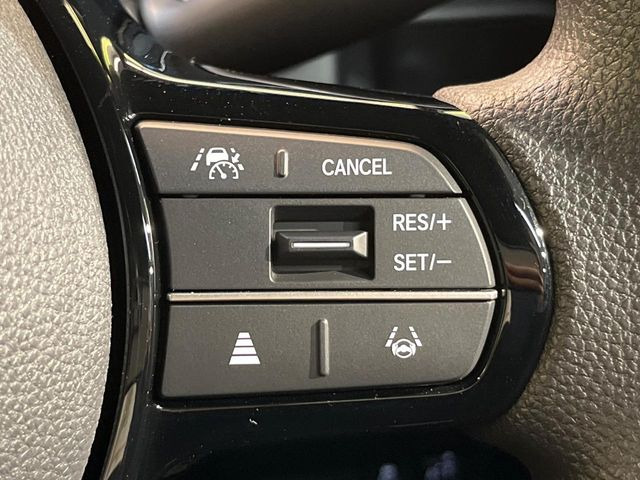 【アダプティブクルーズコントロール】高速道路での長距離走行が楽に!!自動で速度を保つクルーズコントロールが、衝突軽減システムと連携し、前方の車両を感知して車間を保つように速度調節してくれます!!