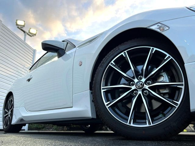 �y����17�C���`�A���~�z�C�[���z�O�ςɃ}�b�`���������A���~�z�C�[���𑕒����Ă���܂��B�e��ЊO�A���~�z�C�[����A�X�^�b�h���X�^�C�����戵�����Ă���܂��B���񂲑��k����������