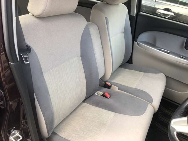 シートに多少のシミなどありますが穴などの目立つダメージはありません。