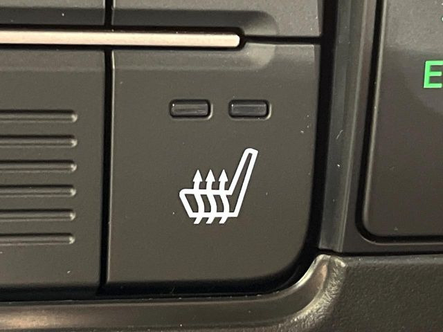 【シートヒーター】寒い日に重宝するシートヒーター!エアコンより早く温まってくれるので寒がりの人も安心ですね♪エアコンの温風は乾燥するから苦手、という方にもをおすすめです。