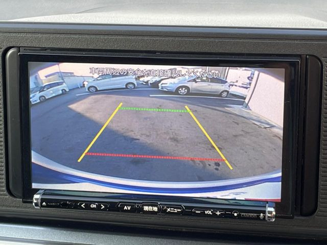 【バックカメラ】駐車時に後方がリアルタイム映像で確認できます。大型商業施設や立体駐車場での駐車時や、夜間のバック時に大活躍!運転スキルに関わらず、今や必須となった装備のひとつです!