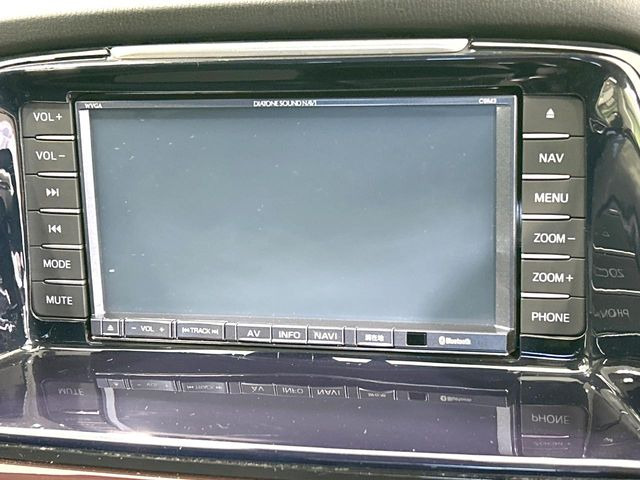 【純正ナビ】人気の純正ナビを装備しております。ナビの使いやすさはもちろん、オーディオ機能も充実!キャンプや旅行はもちろん、通勤や買い物など普段のドライブも楽しくなるはず♪