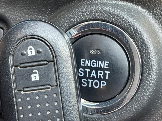 【キーレス】少し離れた場所からでもボタン一つでドアの開錠・施錠ができるのでとっても便利!ドアの鍵穴周りに傷をつけることもありません♪