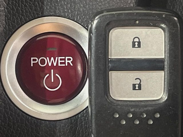 �yHonda�X�}�[�g�L�[�z�J�o����|�P�b�g�ɓ��ꂽ�܂܂ł��h�A�̎{���E�������\�ȃX�}�[�g�L�[�𑕔��B�G���W���̃I���E�I�t�����J�M�����o���K�v����������Ƃ��Ă��֗��ł���