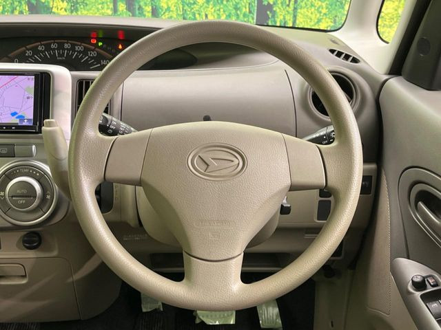 �C���e���A�ɍ��킹���f�U�C���̃X�e�A�����O�́A�^�]�������̂��Ƃ��l���A�^�]���₷���`��A�傫���ł��B�����x�A���ۂɐG���Ă��m���߂��������B