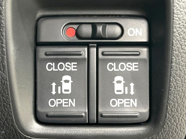 【両側パワースライドドア】スマートキーや運転席のスイッチで後席両側スライドドアの開閉が可能♪電動だから力を入れてドアを開ける必要が無く、小さなお子様でも簡単に開け閉めでき快適です♪