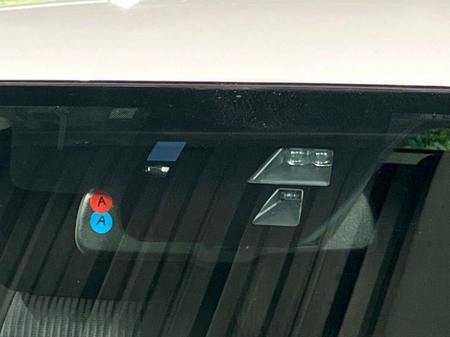 【i-ACTIVESENSE】走行中に前方の車両等を認識し、衝突しそうな時は警報とブレーキで衝突回避と被害軽減をアシスト。より安全にドライブをお楽しみいただけます。