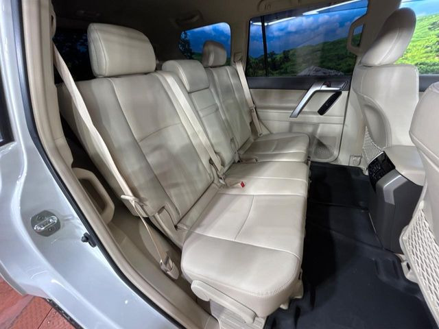 広々とした2列目シートは居住性が高く、居心地も快適!友達や家族とのお出かけにぴったりです。ベビーシートやチャイルドシート使用時も快適にお過ごしいただける十分な空間を確保しています。