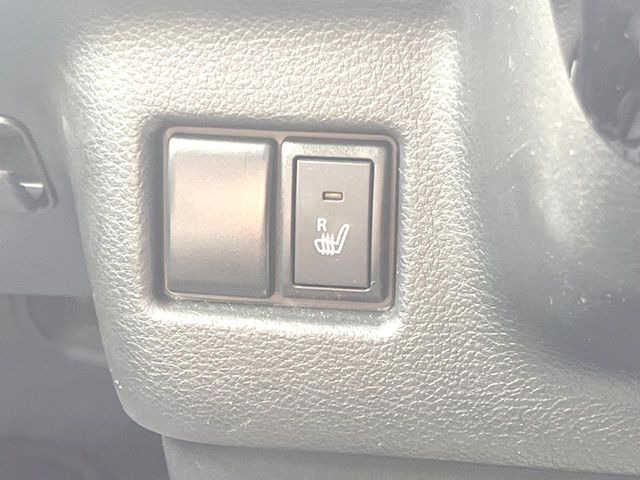 【シートヒーター】寒い日に重宝するシートヒーター!エアコンより早く温まってくれるので寒がりの人も安心ですね♪エアコンの温風は乾燥するから苦手、という方にもをおすすめです。