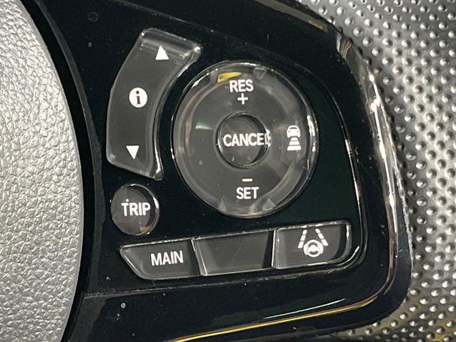 【アダプティブクルーズコントロール】高速道路での長距離走行が楽に!!自動で速度を保つクルーズコントロールが、衝突軽減システムと連携し、前方の車両を感知して車間を保つように速度調節してくれます!!