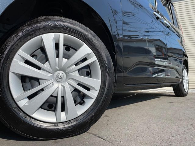 【純正○○インチアルミホイール】外観にマッチした純正アルミホイールを装着しております。各種社外アルミホイールや、スタッドレスタイヤも取扱いしております。是非ご相談ください♪