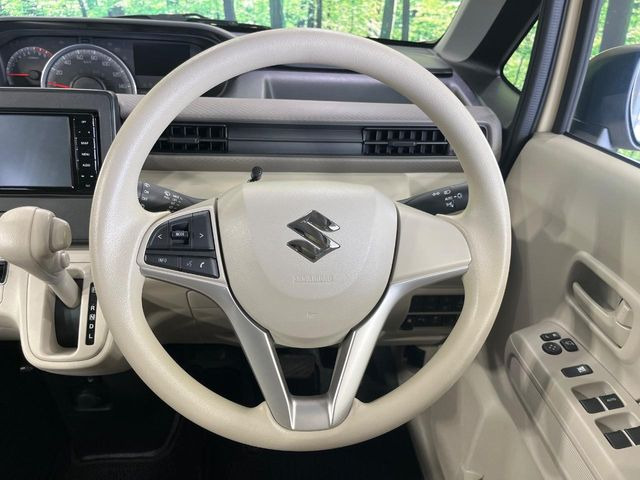 �C���e���A�ɍ��킹���f�U�C���̃X�e�A�����O�́A�^�]�������̂��Ƃ��l���A�^�]���₷���`��A�傫���ł��B�����x�A���ۂɐG���Ă��m���߂��������B