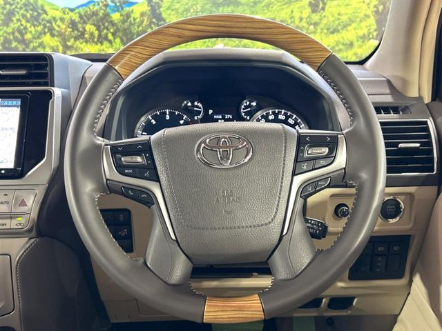 【ウッドコンビステアリング】高級感ある木目調パーツを採用した手に良く馴染むコンビハンドル。運転席廻りの雰囲気も一気に豪華になります!