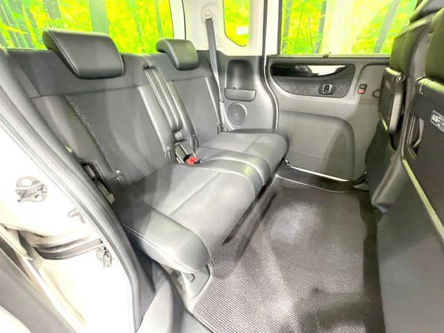 後部座席も気になるようなキズ・汚れやへたり等、大きなダメージはなく、良好な状態です。