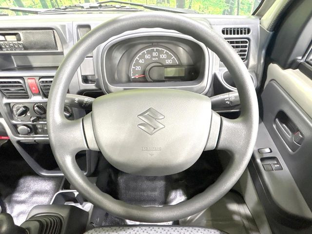 インテリアに合わせたデザインのステアリングは、運転される方のことも考え、運転しやすい形状、大きさです。是非一度、実際に触ってお確かめください。