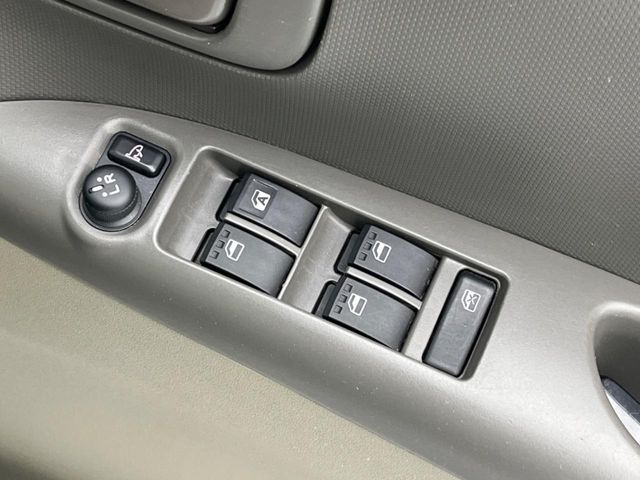 �y�d���i�[�~���[�z�T�C�h�~���[�͓d���i�[���ƂȂ��Ă���A�������ԏ�ł��L�Y�������X�N��}�����܂��B