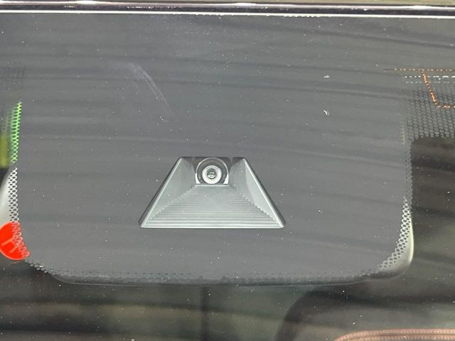 【ホンダセンシング】走行中に前方の車両等を認識し、衝突しそうな時は警報とブレーキで衝突回避と被害軽減をアシスト。より安全にドライブをお楽しみいただけます。