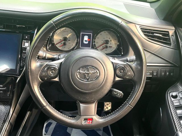 インテリアに合わせたデザインのステアリングは、運転される方のことも考え、運転しやすい形状、大きさです。是非一度、実際に触ってお確かめください。