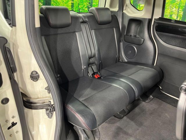広々とした2列目シートは居住性が高く、居心地も快適!友達や家族とのお出かけにぴったりです。ベビーシートやチャイルドシート使用時も快適にお過ごしいただける十分な空間を確保しています。