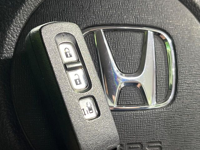 �yHonda�X�}�[�g�L�[�z�J�o����|�P�b�g�ɓ��ꂽ�܂܂ł��h�A�̎{���E�������\�ȃX�}�[�g�L�[�𑕔��B�G���W���̃I���E�I�t�����J�M�����o���K�v����������Ƃ��Ă��֗��ł���