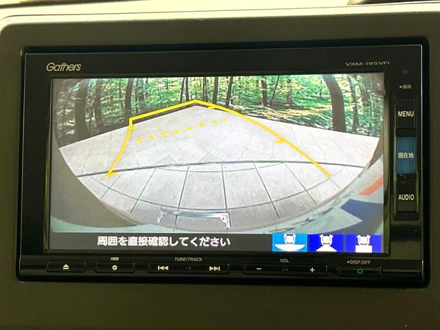 【バックカメラ】駐車時に後方がリアルタイム映像で確認できます。大型商業施設や立体駐車場での駐車時や、夜間のバック時に大活躍!運転スキルに関わらず、今や必須となった装備のひとつです!