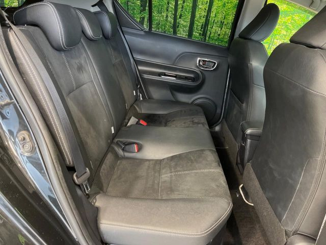 後部座席も気になるようなキズ・汚れやへたり等、大きなダメージはなく、良好な状態です。