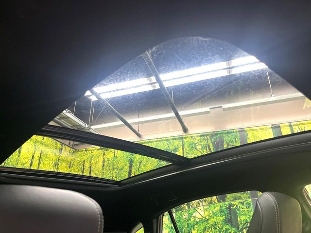 【サンルーフ】開放感たっぷりの希少装備、サンルーフが装着されています!車内に明かりを取り入れたり景色を楽しむ以外にも、車内の空気も簡単に換気できて快適です!