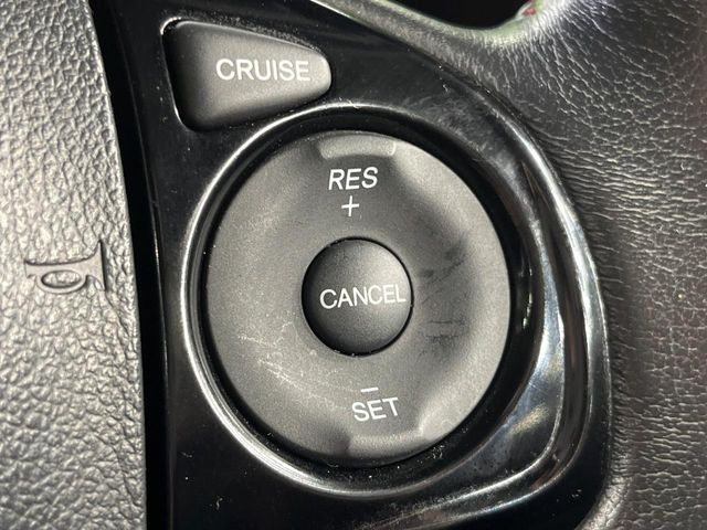 【クルーズコントロール】高速道路もラクラク走行。アクセルを離しても一定速度で走行ができ、長距離運転時の負担を軽減!加速・減速も簡単なスイッチ操作で調整できます。