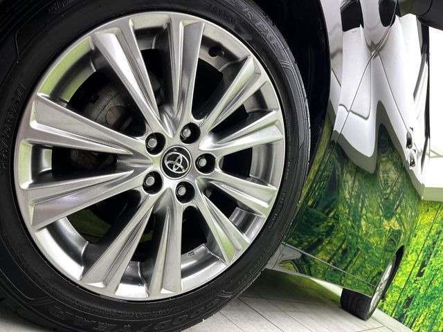 【純正18インチアルミホイール】外観にマッチした純正アルミホイールを装着しております。各種社外アルミホイールや、スタッドレスタイヤも取扱いしております。是非ご相談ください♪