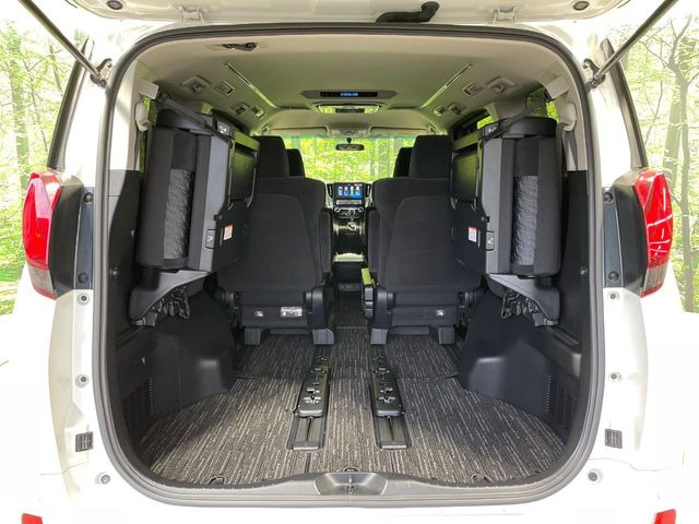 後席を格納すると、これだけの広さが!シーンに合わせたシートアレンジで、大きな荷物も積むことが出来ます♪