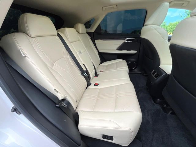 後部座席も気になるようなキズ・汚れやへたり等、大きなダメージはなく、良好な状態です。