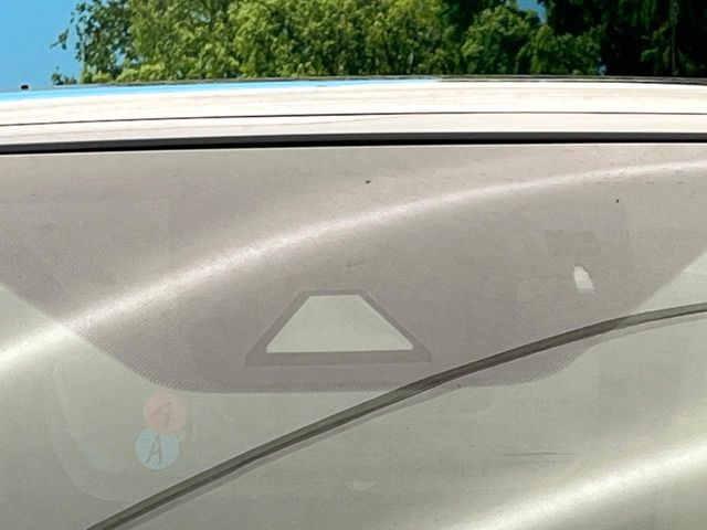 【プリクラッシュセーフティ】前方の車両等を検知し、衝突しそうな時は警報で注意を促し、ブレーキを踏む力をサポート。ブレーキを踏めなかった場合は衝突被害軽減ブレーキが作動、衝突回避をサポートします。