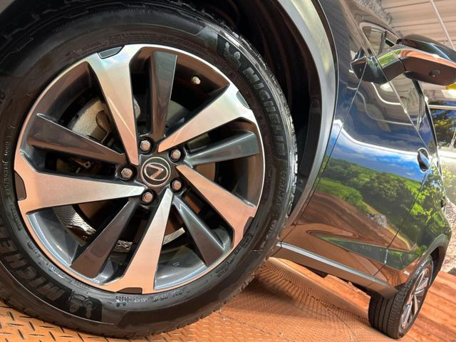 �y����18�C���`�A���~�z�C�[���z�O�ςɃ}�b�`���������A���~�z�C�[���𑕒����Ă���܂��B�e��ЊO�A���~�z�C�[����A�X�^�b�h���X�^�C�����戵�����Ă���܂��B���񂲑��k����������