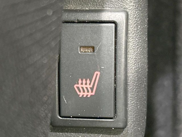 【シートヒーター】寒い日に重宝するシートヒーター!エアコンより早く温まってくれるので寒がりの人も安心ですね♪エアコンの温風は乾燥するから苦手、という方にもをおすすめです。