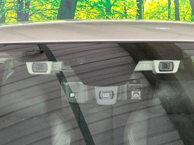 【アイサイトVer3】前方の車両等を検知し、衝突しそうな時は警報で注意を促し、ブレーキを踏む力をサポート。ブレーキを踏めなかった場合は衝突被害軽減ブレーキが作動、衝突回避をサポートします。