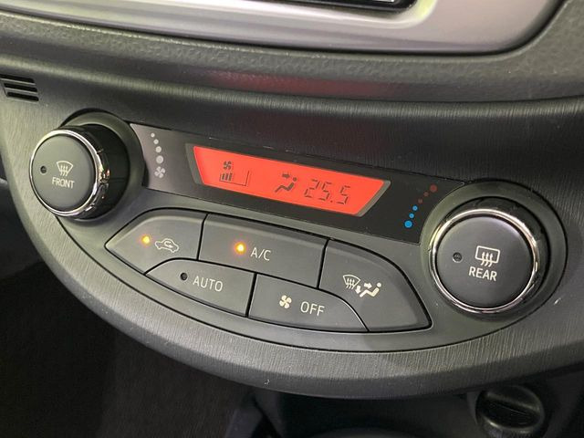 【オートエアコン】一度お好みの温度に設定すれば、車内の温度を検知し風量や温度を自動で調整。暑い…寒い…と何度もスイッチ操作をする必要はありません。快適な車内空間には必須の機能ですね♪