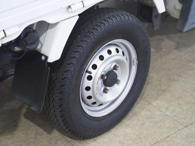 タイヤのホイールの細かいところまでキレイいにしてからお渡しします!