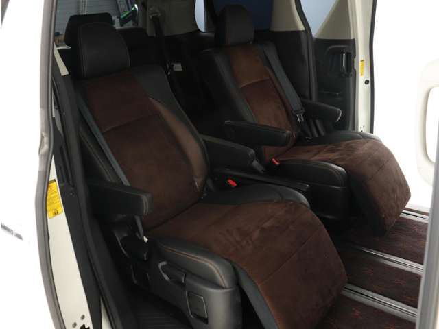 【特別仕様車限定】ハーフレザーシート!本革&ブラック人工皮革とアルカンターラシートがミックスされたハーフレザーシートです。おしゃれな色の組み合わせで高級感のある車内空間が広がっております。