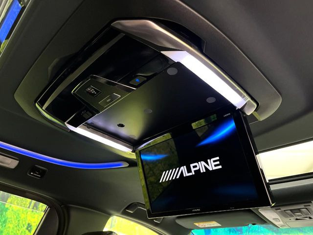 【12.8型フリップダウン】大画面モニターで後席でもエンタメをお楽しみいただけます。家族や友人とお出かけする機会が多い方に大人気です♪