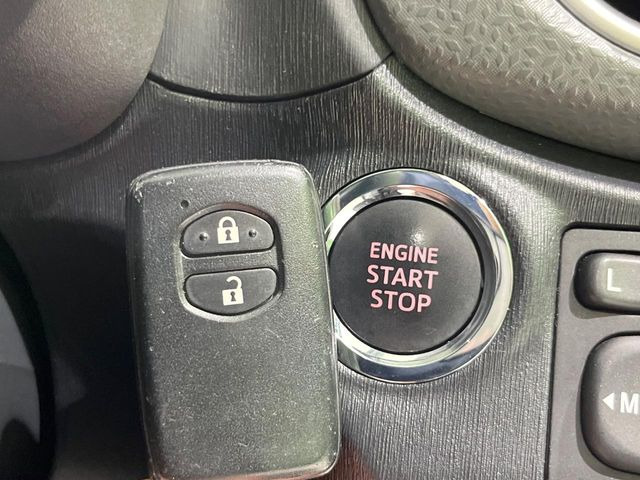 【スマートキー】カバンやポケットに入れたままでもドアの施錠・解錠が可能なスマートキーを装備。エンジンのオン・オフ時もカギを取り出す必要が無いからとっても便利です♪