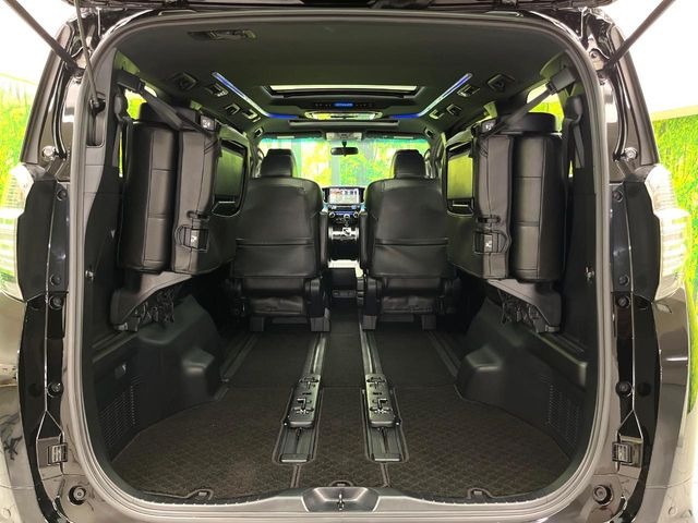 二列目シートは前後スライドが可能です。後ろに下げれば足元が広くゆったり座れ、前に詰めれば大きなラゲッジスペースが確保できます。シーンに応じて使い分けできるからとっても便利です♪