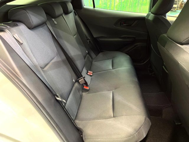 後部座席も気になるようなキズ・汚れやへたり等、大きなダメージはなく、良好な状態です。