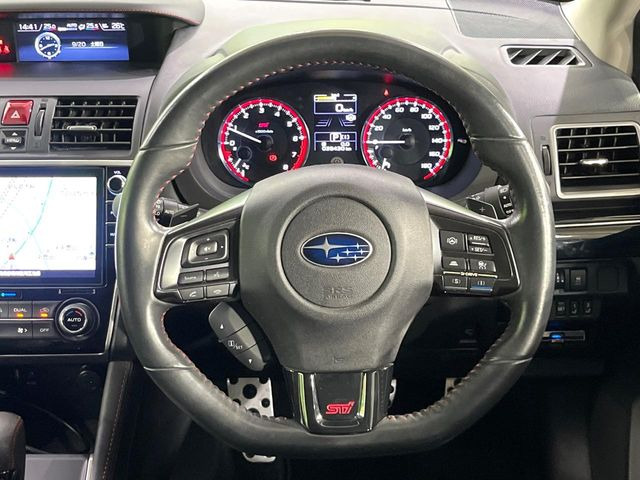 【パドルシフト】ハンドルから手を離さずに素早くシフトアップ&ダウンができるので、エンジンブレーキを使う下り坂や高速道路の合流で加速したい場面で役立ちます。